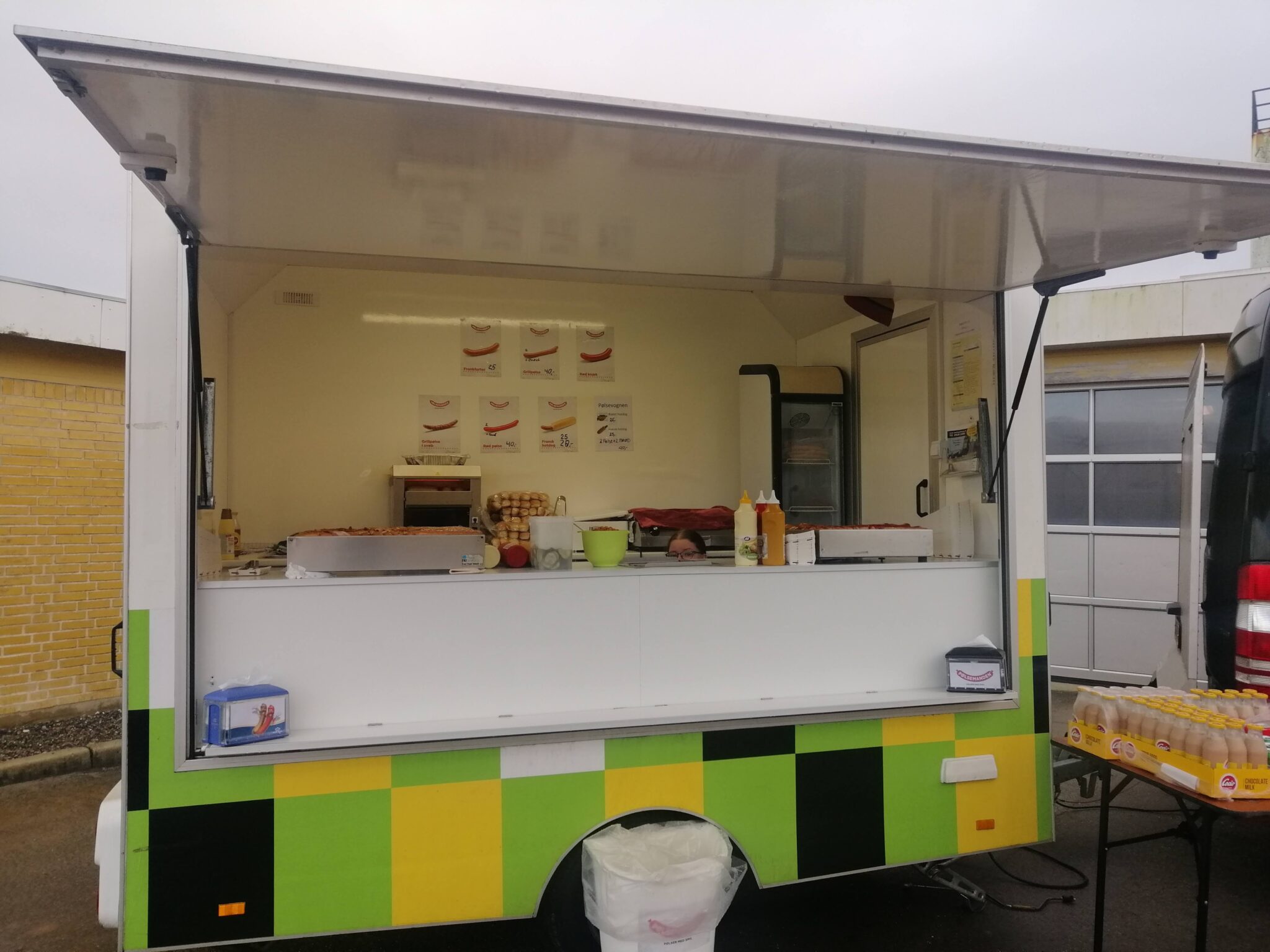 Udlejning af pølsevogn i Holstebro, Herning og Ringkøbing – klar til servering ved fest eller event