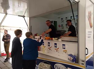 56444232_828520307512977_410043742532141 Udlejning af klassisk pølsevogn med serveringsområde, hvor der er kunder – ideel til events i Holstebro, Herning og Ringkøbing