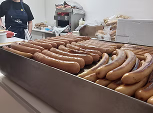 Fuldudstyret pølsevogn klar til udlejning, fyldt med grillede og spiseklar pølser – ideel til events og firmafester i Holstebro, Herning og Ringkøbing